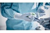 Biogel-konsept med hansker og operasjonsbekledning