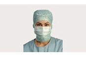lekarz kliniczny z założoną specjalistyczną maską chirurgiczną BARRIER  